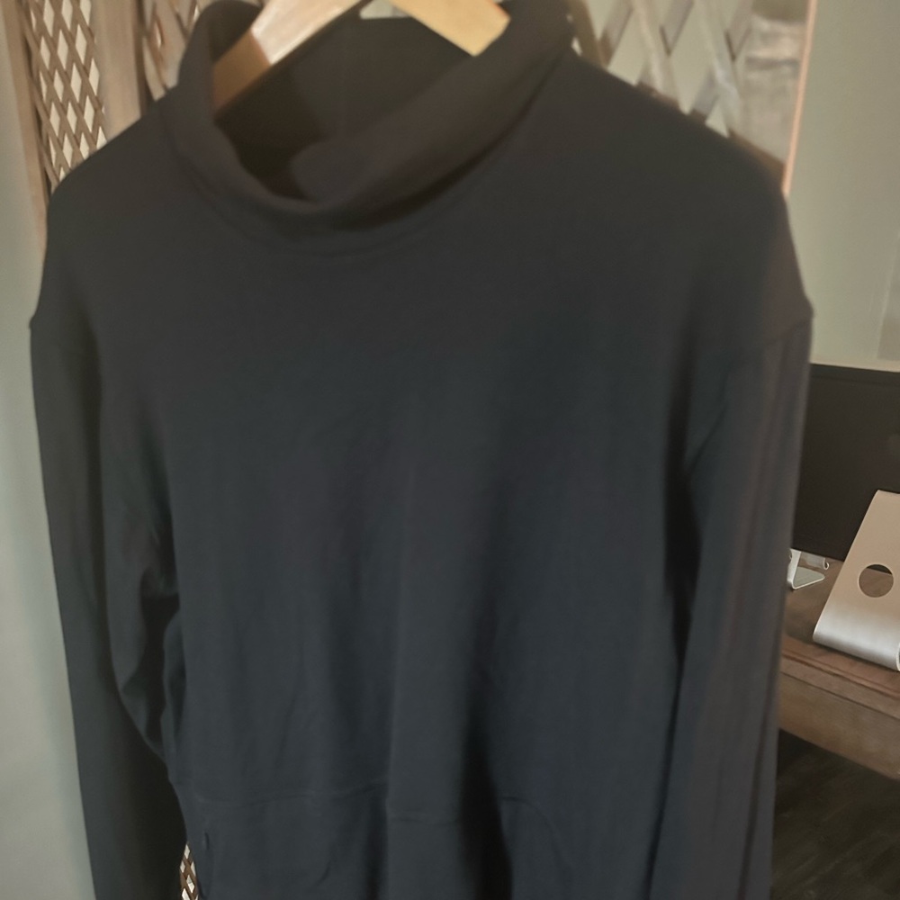 Lululemon black cropped turtleneck
